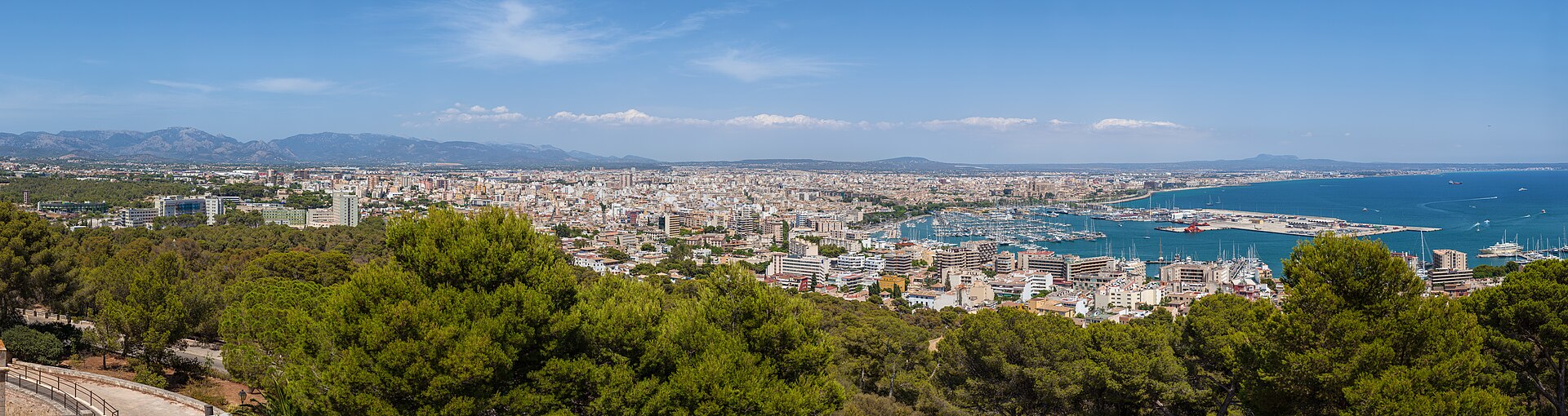 Bellver Kalesi'nden Palma ve koy manzarası