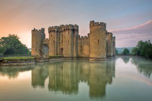 Bodiam Kalesi su hendeğine yansıması