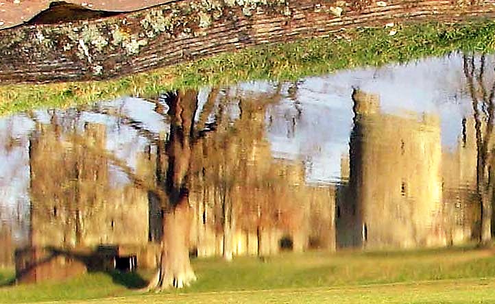Bodiam Kalesi ve suya yansıması