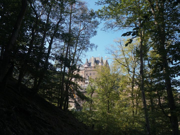 Burg Eltz: Ormanda Saklı, 850 Yıldır Hiç Yıkılmamış Masal Kalesi