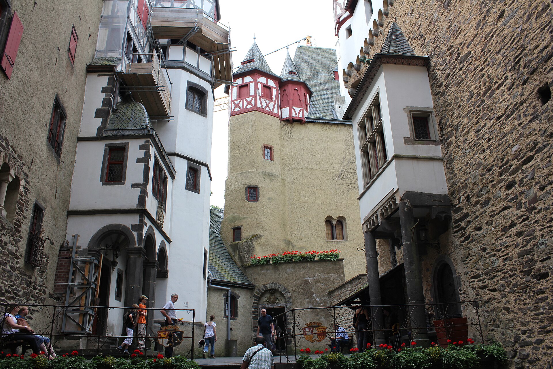 Burg Eltz iç avlu