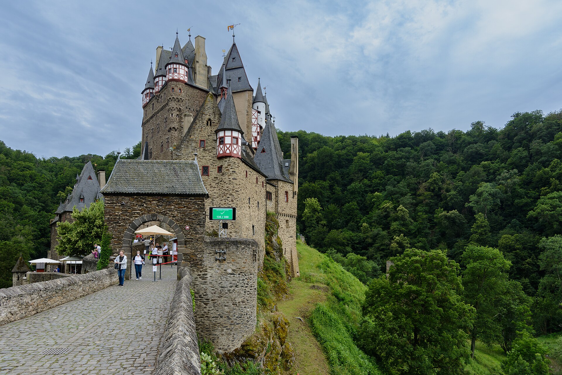 Burg Eltz ve vadi