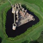 Caerlaverock Kalesi havadan üçgen görünüm