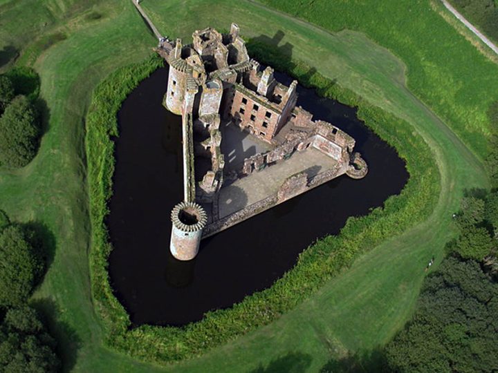 Caerlaverock Kalesi: Britanya’nın Tek Üçgen Kalesi ve Şiire Geçen Kuşatma