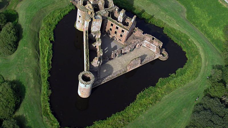 Caerlaverock Kalesi: Britanya’nın Tek Üçgen Kalesi ve Şiire Geçen Kuşatma