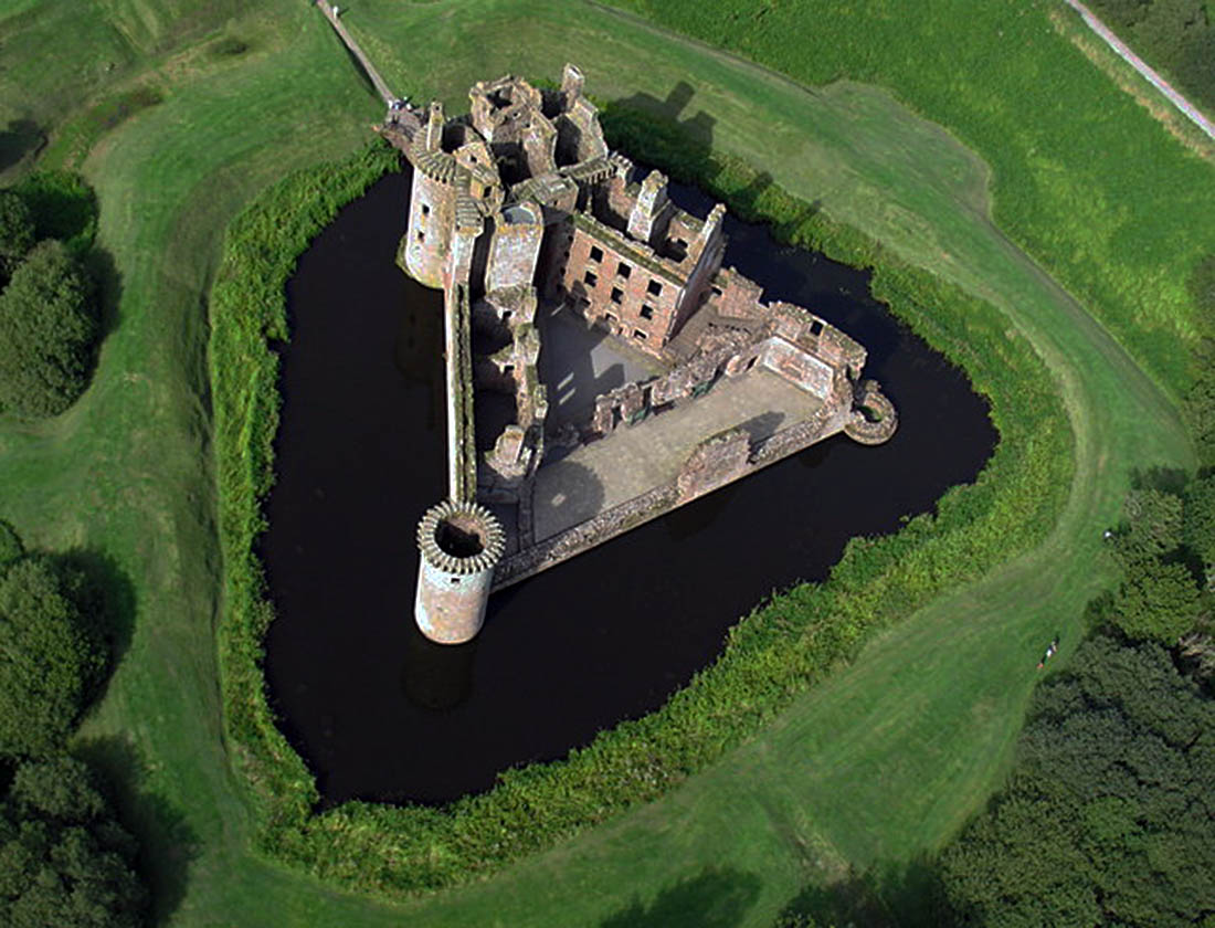 Caerlaverock Kalesi havadan üçgen görünüm