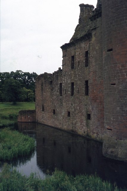 Caerlaverock Kalesi ve su hendeği
