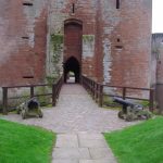 Caerlaverock Kalesi kapı evi ve köprü