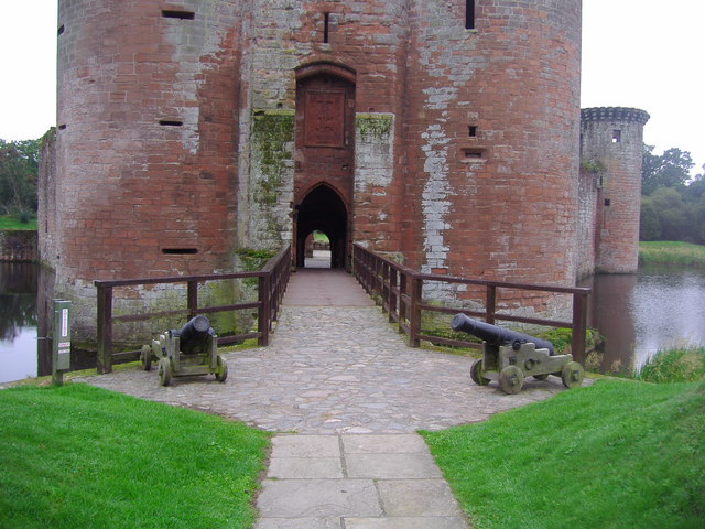 Caerlaverock Kalesi kapı evi ve köprü
