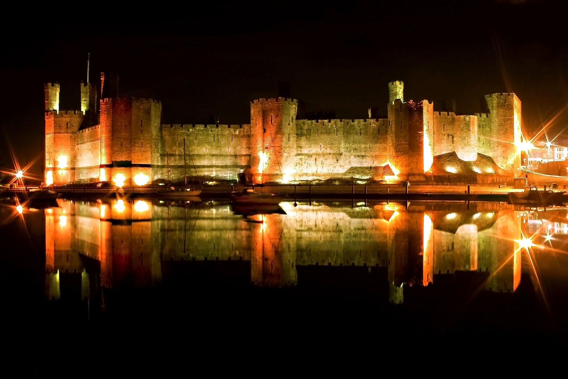 Caernarfon Kalesi ve suya yansıması