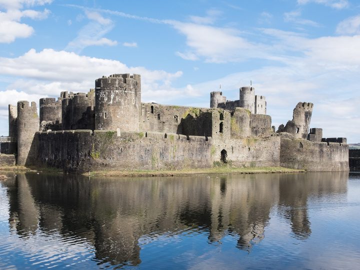 Caerphilly Kalesi: Galler’in En Büyük Kalesi, Su Savunmaları ve Pisa’dan Eğik Kule