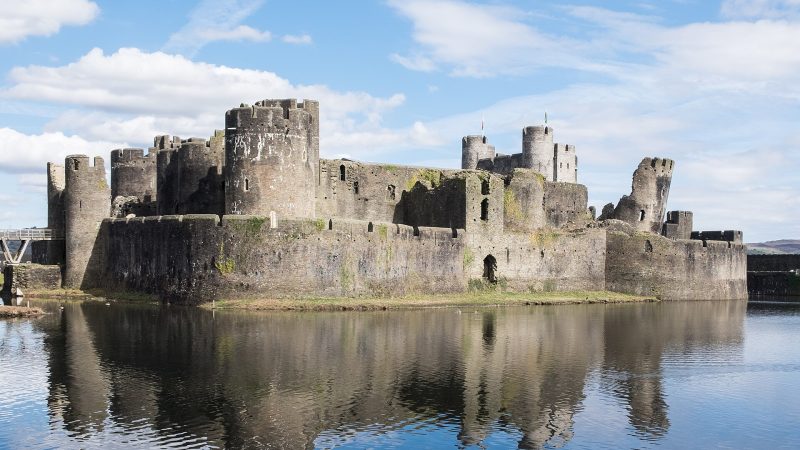 Caerphilly Kalesi: Galler’in En Büyük Kalesi, Su Savunmaları ve Pisa’dan Eğik Kule