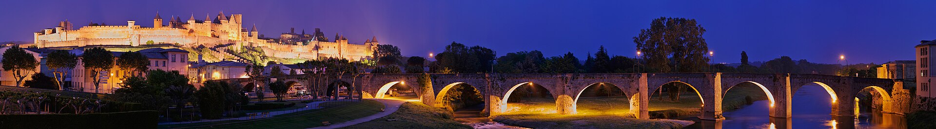 Carcassonne ve eski köprü Pont Vieux