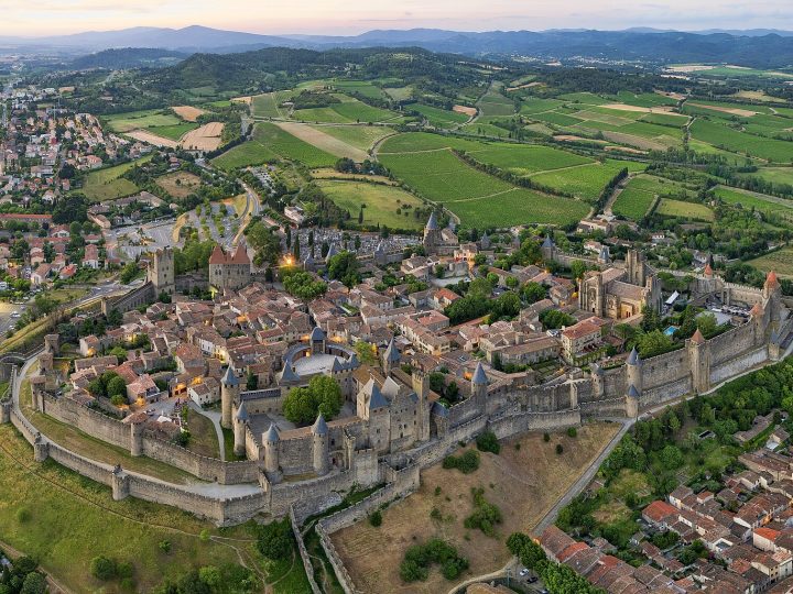Carcassonne: Avrupa’nın En Büyük Surlu Şehri ve Katharların Trajik Kalesi
