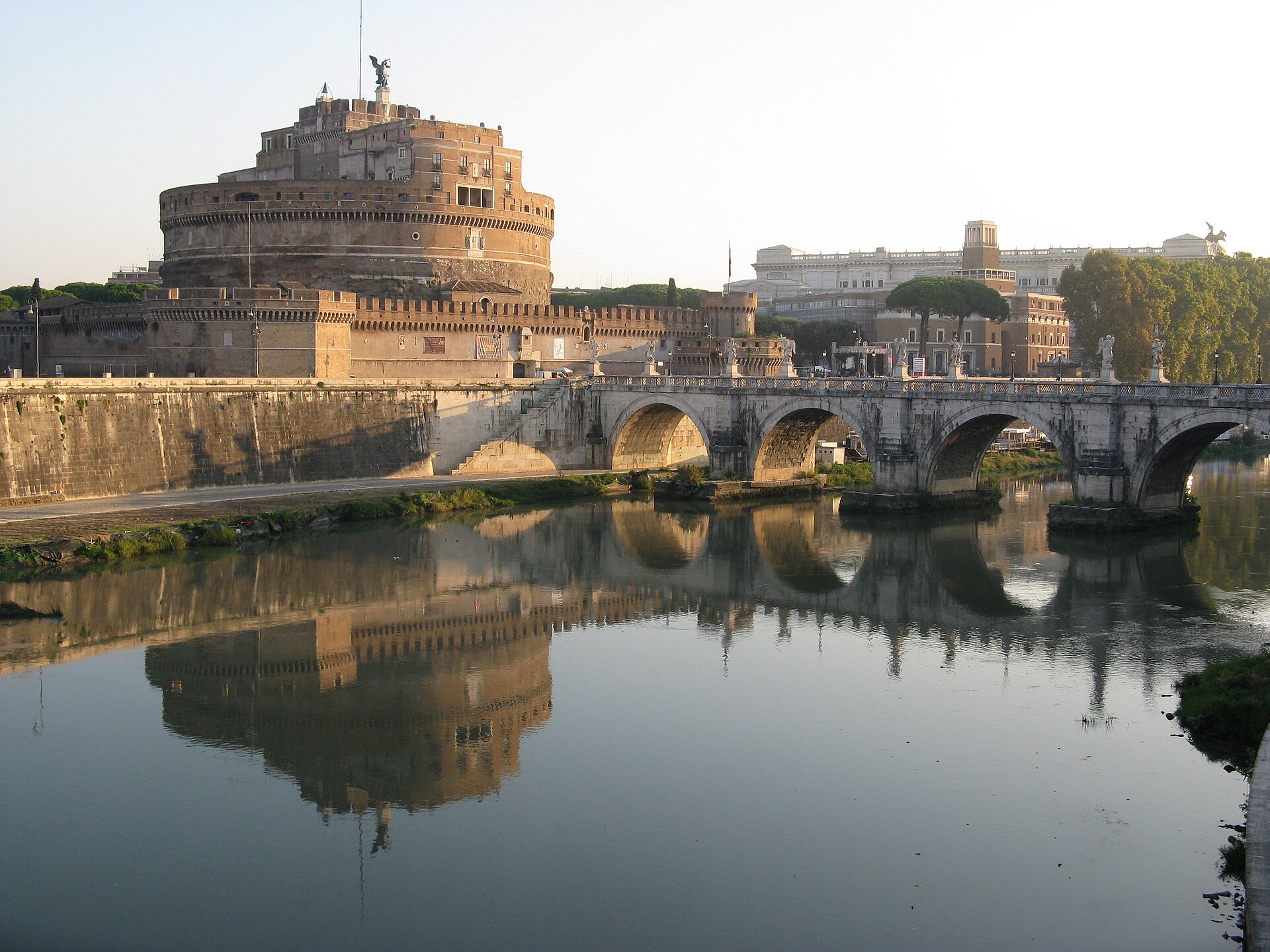 Castel Sant'Angelo, Sant'Angelo Köprüsü ve Tiber Nehri