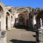 Castello Aragonese'deki yıkık Assunta Katedrali
