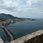 Castello Aragonese'den Ischia Ponte manzarası