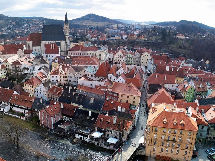 Český Krumlov Kalesi: Vltava’nın Kıvrımında Kırmızı Gülün Masal Kalesi