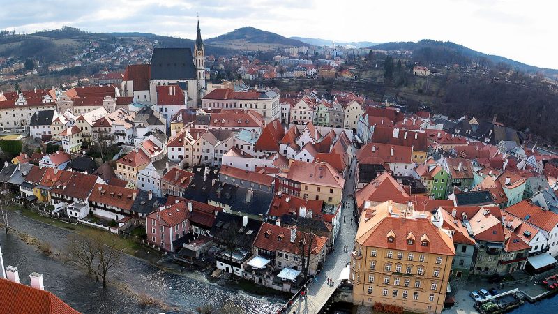Český Krumlov Kalesi: Vltava’nın Kıvrımında Kırmızı Gülün Masal Kalesi