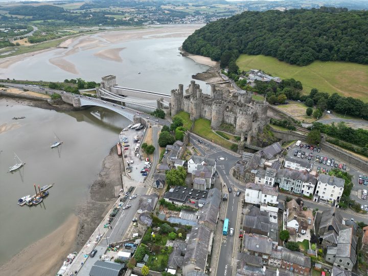 Conwy Kalesi: Sekiz Kule, Bir Kralın Seli ve Avrupa’nın En Sağlam Kasaba Surları