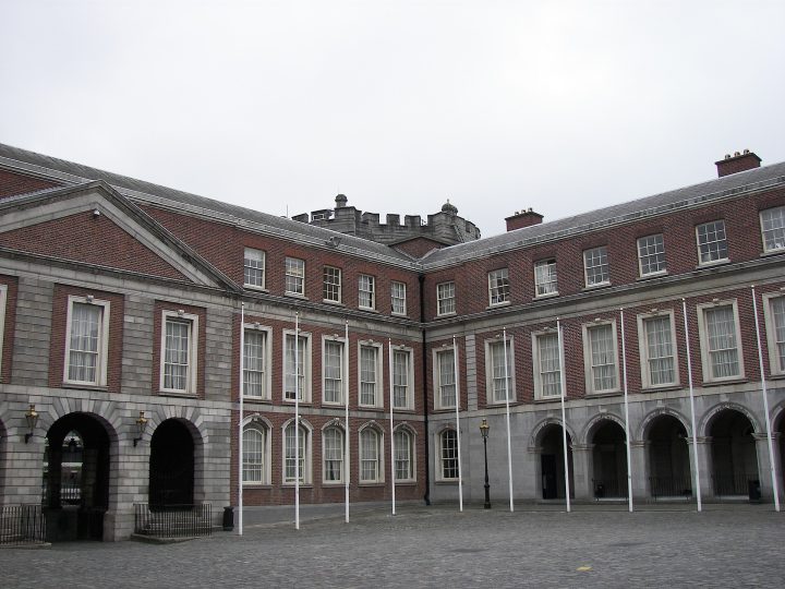 Dublin Kalesi: Bir Şehre Adını Veren Kara Havuz ve 700 Yıllık İktidarın Merkezi