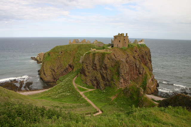 Dunnottar Kalesi: Kuzey Denizi’ne Bakan Uçurumda Taç Mücevherlerini Kurtaran Kale