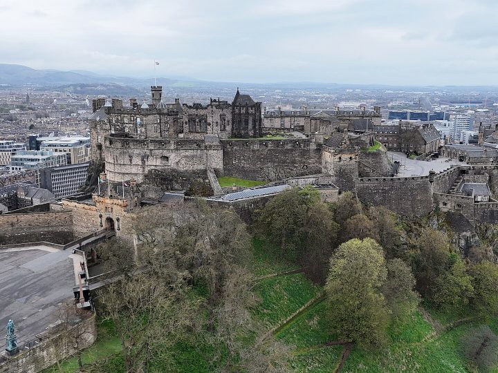 Edinburgh Kalesi: Sönmüş Bir Volkanın Tepesindeki İskoç Ruhu