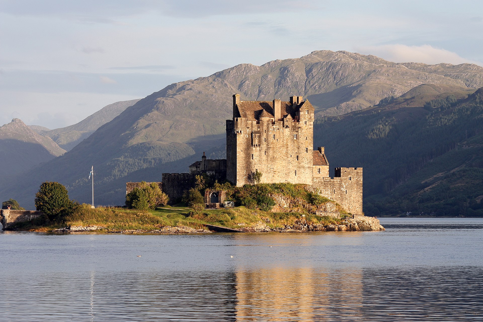 Eilean Donan Kalesi ve göl