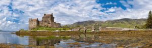 Eilean Donan Kalesi ve köprüsü panorama