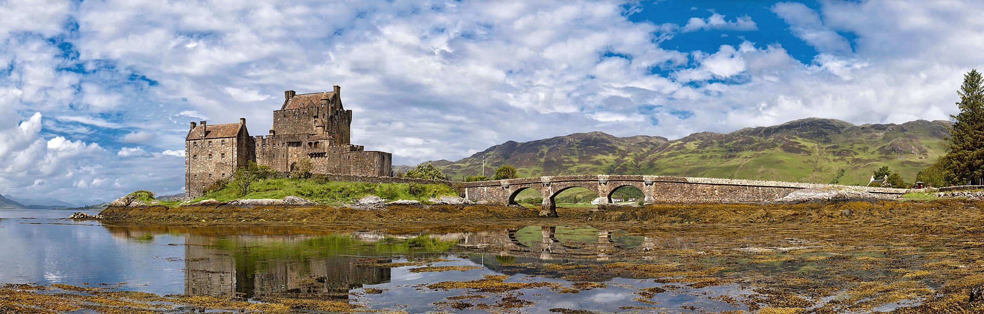 Eilean Donan Kalesi ve köprüsü panorama