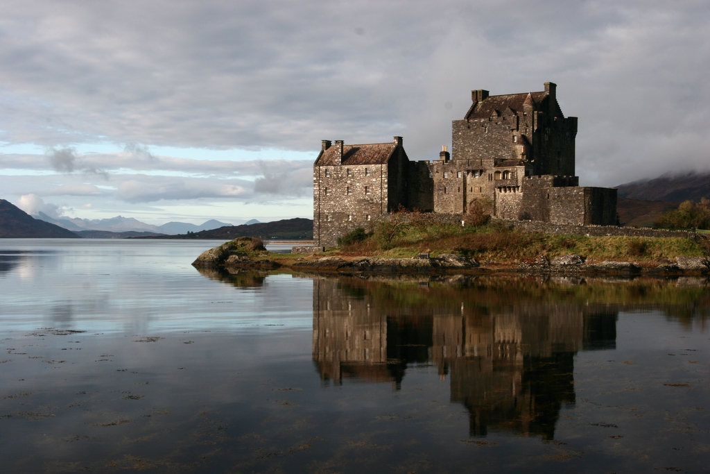 Eilean Donan Kalesi ve suya yansıması