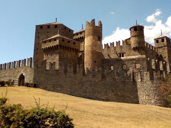 Fénis Kalesi: Aosta Vadisi’nin Masal Kalesi ve Challant’ların Freskli Avlusu