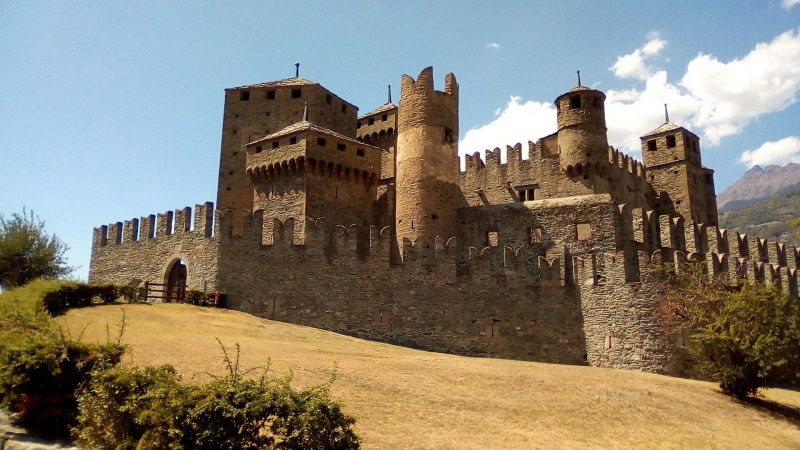 Fénis Kalesi: Aosta Vadisi’nin Masal Kalesi ve Challant’ların Freskli Avlusu
