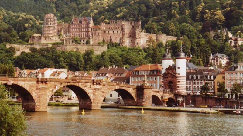 Heidelberg Kalesi: Neckar Üzerindeki Kırmızı Harabe ve Alman Romantizminin Simgesi