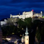 Hohensalzburg Kalesi alacakaranlıkta