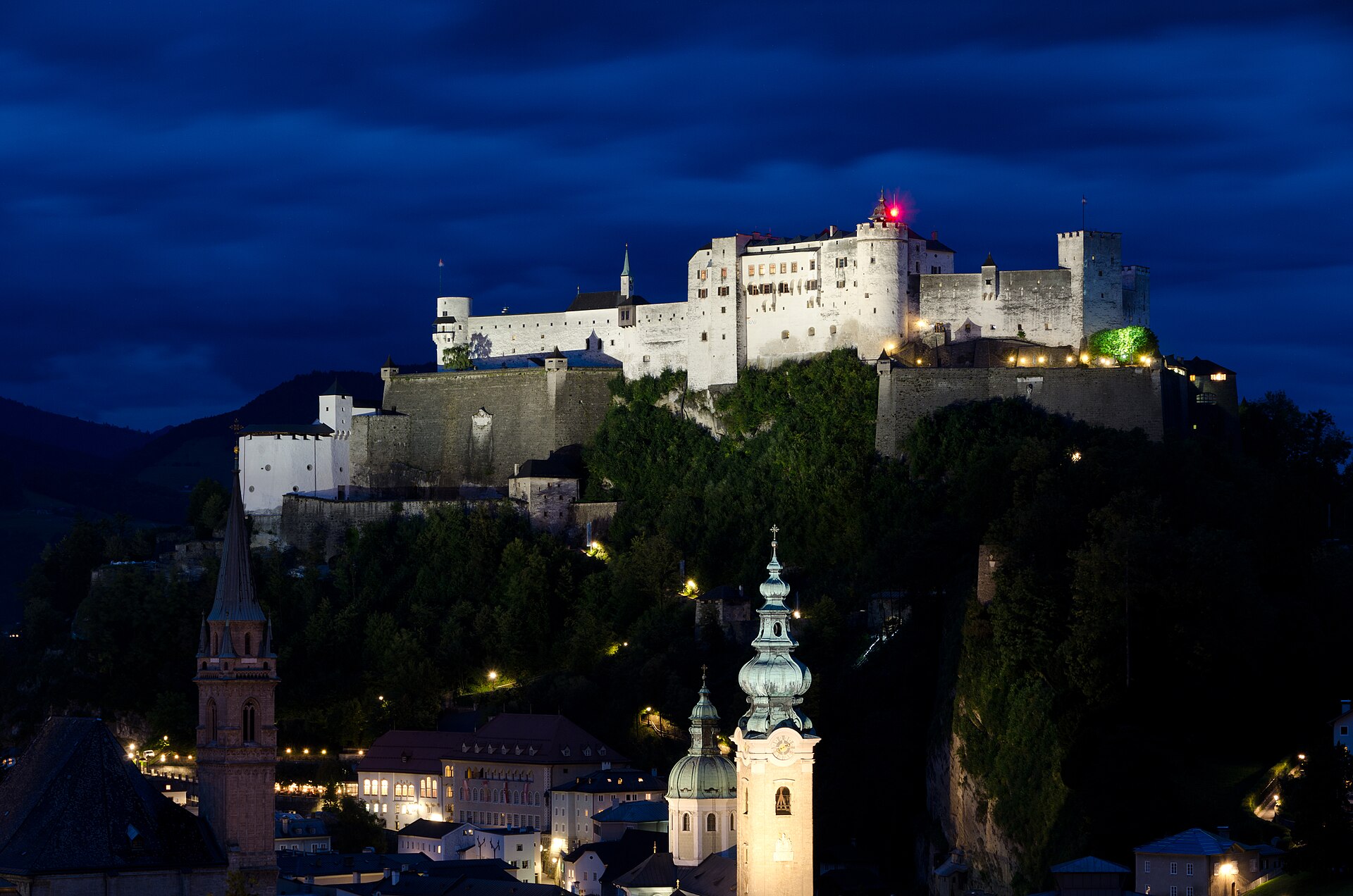 Hohensalzburg Kalesi alacakaranlıkta