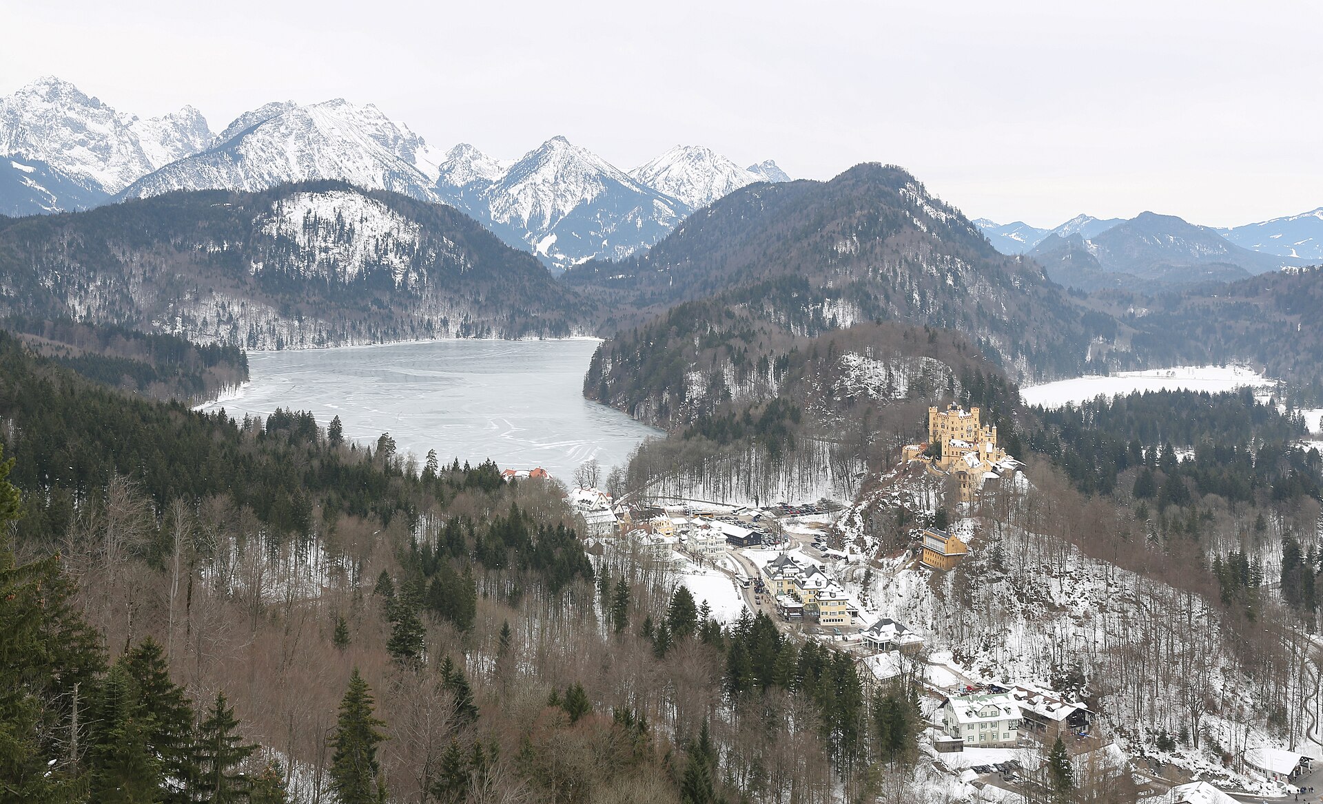 Hohenschwangau Şatosu ve Alpsee gölü