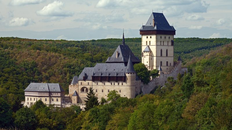 Karlštejn Kalesi: IV. Karl’ın Kutsal Hazine Kalesi ve Taşa Dönüşmüş Cennet