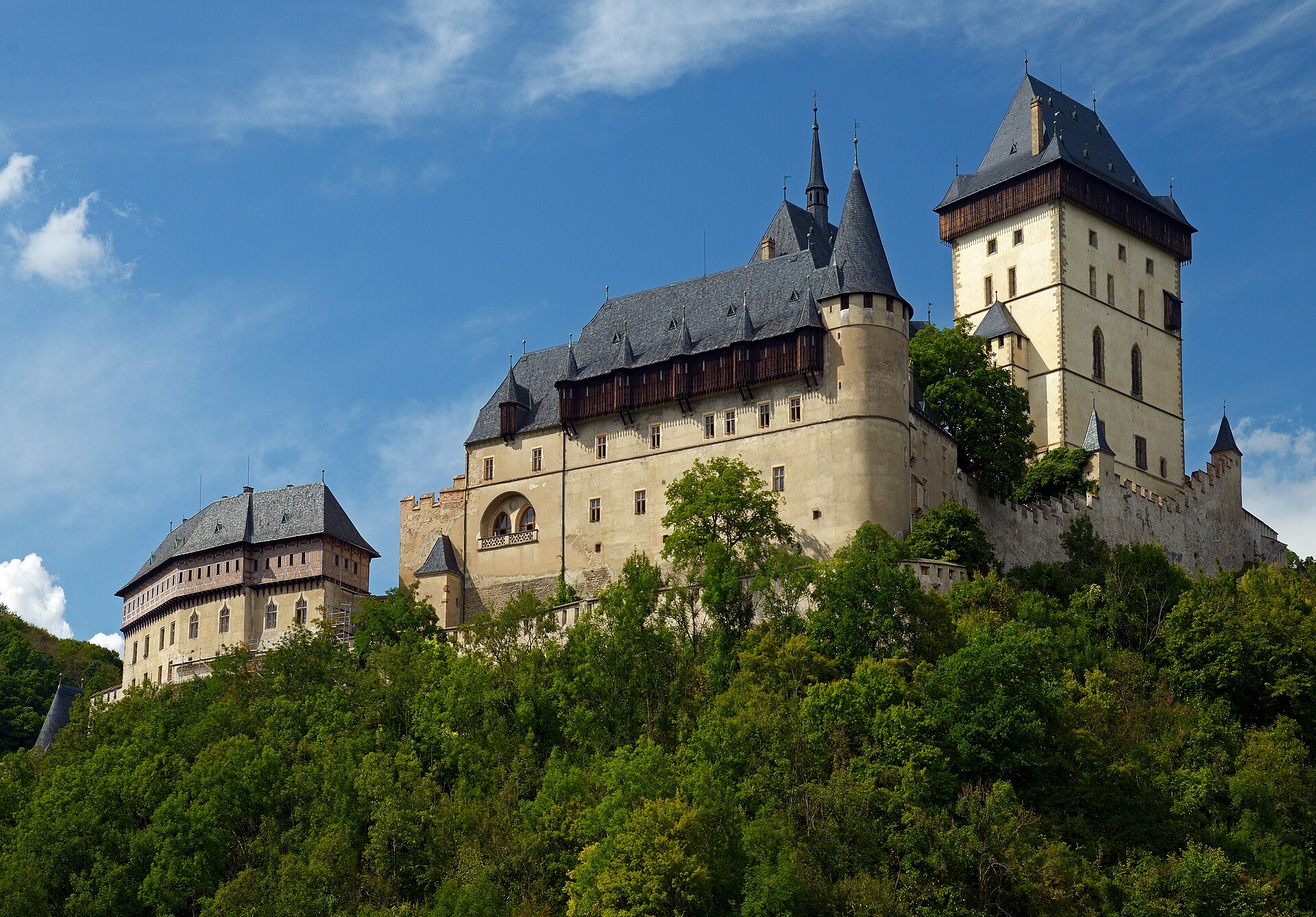 Karlštejn Kalesi ormanların arasında