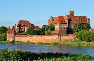 Nogat Nehri kıyısından Malbork Kalesi panoraması