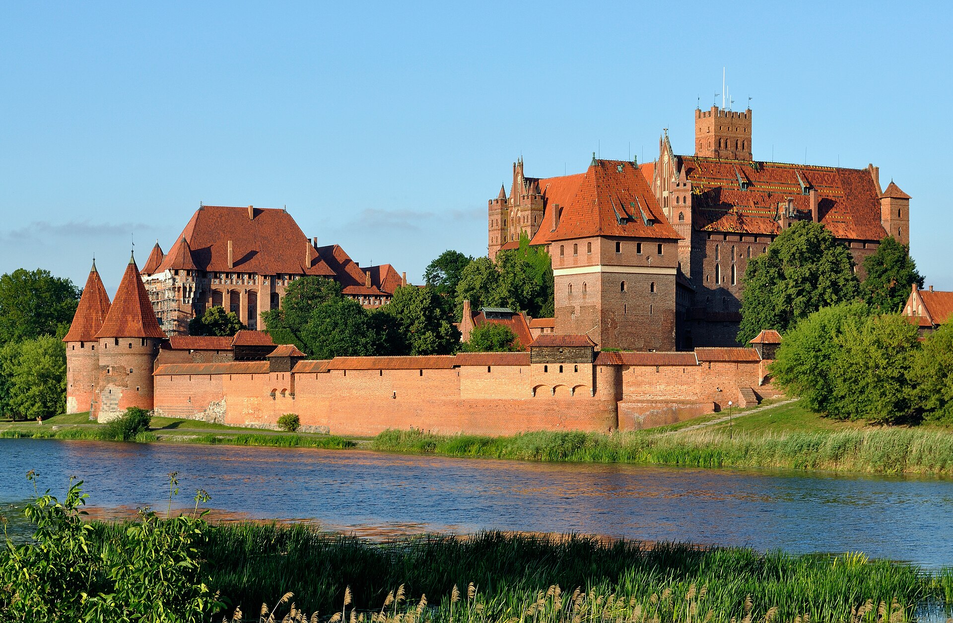 Nogat Nehri kıyısından Malbork Kalesi panoraması
