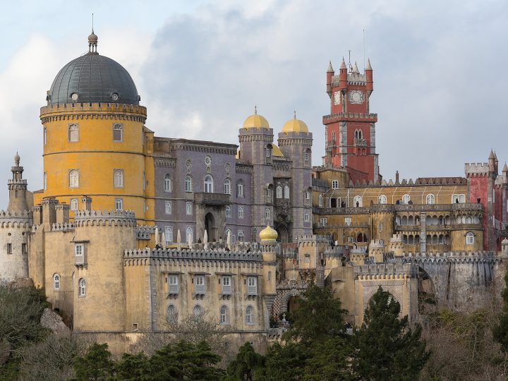 Pena Sarayı: Sintra Dağlarında Sanatçı Bir Kralın Renkli Rüyası