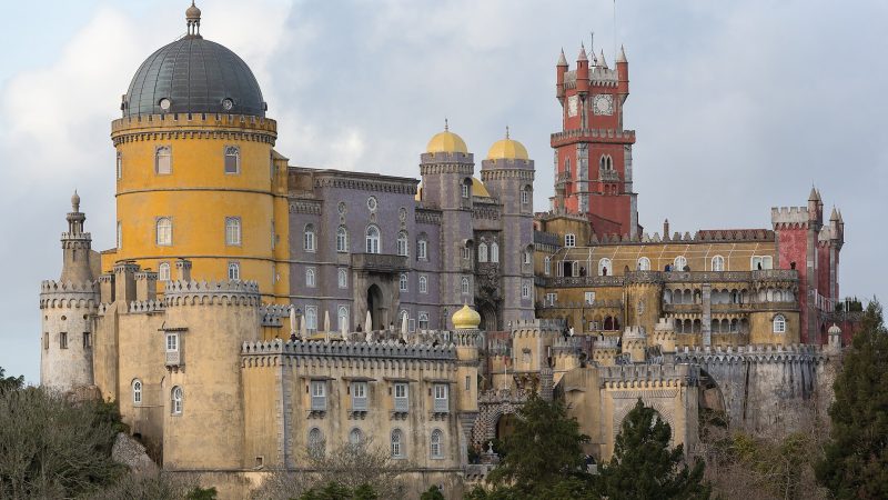 Pena Sarayı: Sintra Dağlarında Sanatçı Bir Kralın Renkli Rüyası