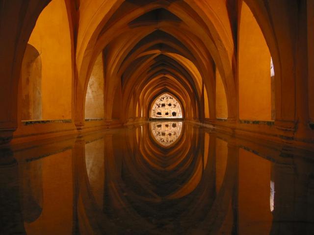 Sevilla Alcázar havuzu