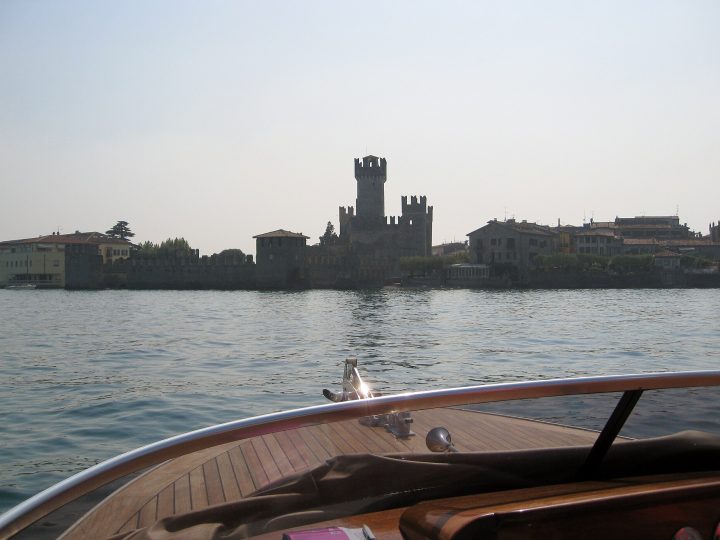 Sirmione Scaliger Kalesi: Garda Gölü’nün Sudan Yükselen Kapı Bekçisi