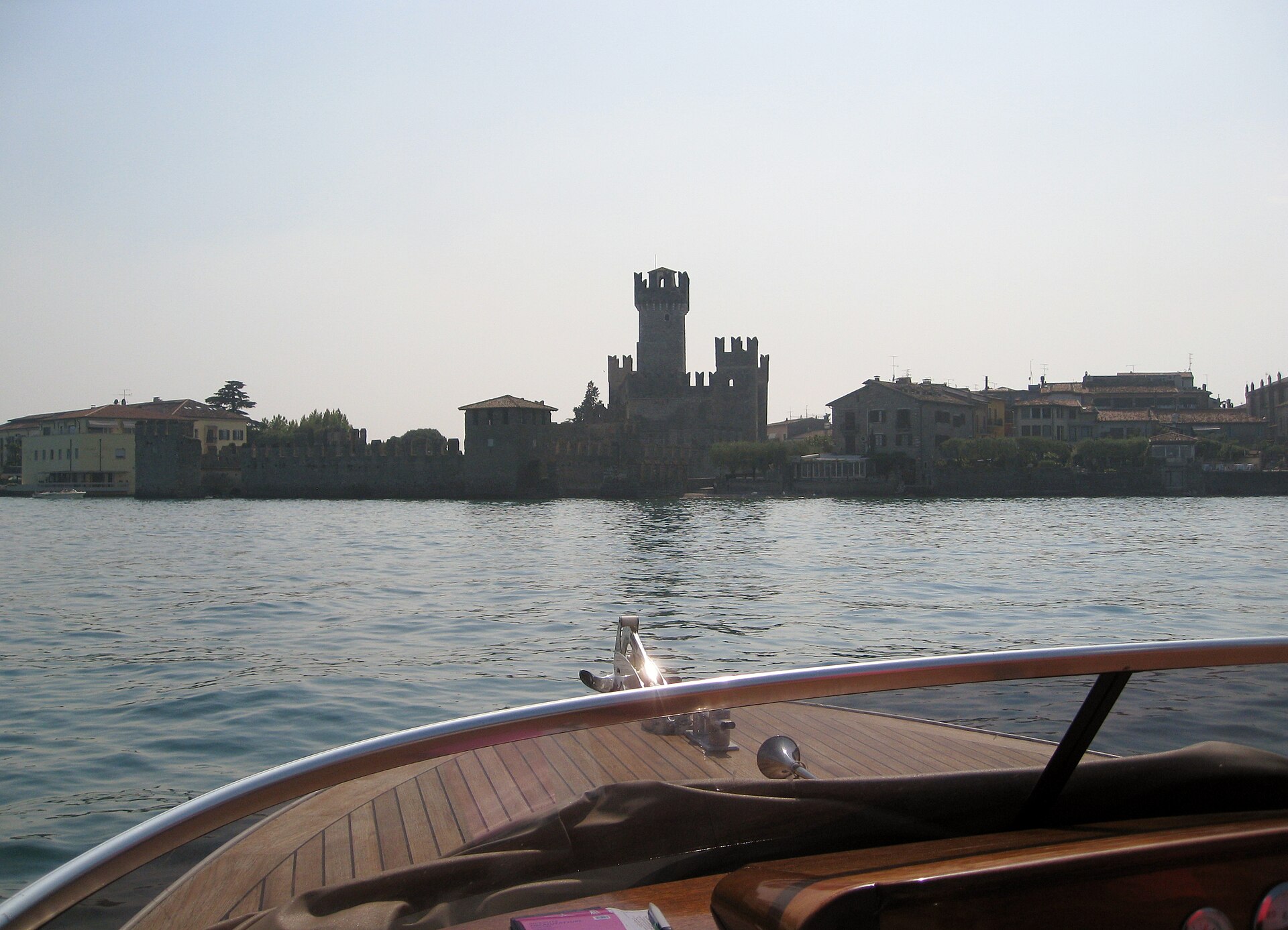 Sirmione Scaliger Kalesi, Garda Gölü'nden görünüm