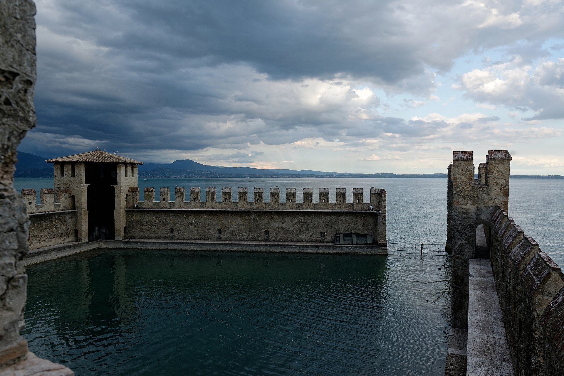 Scaliger Kalesi'nin müstahkem limanı (darsena)