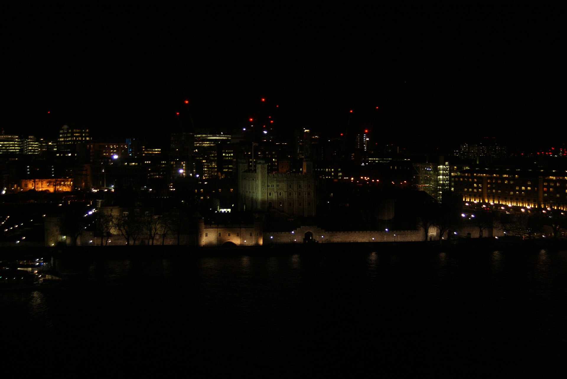 Gece aydınlatılmış Tower of London