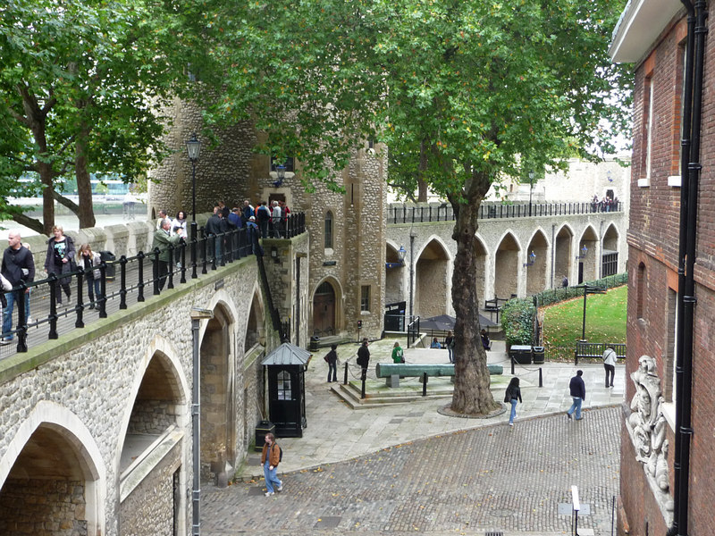 Tower of London surları ve kuleleri