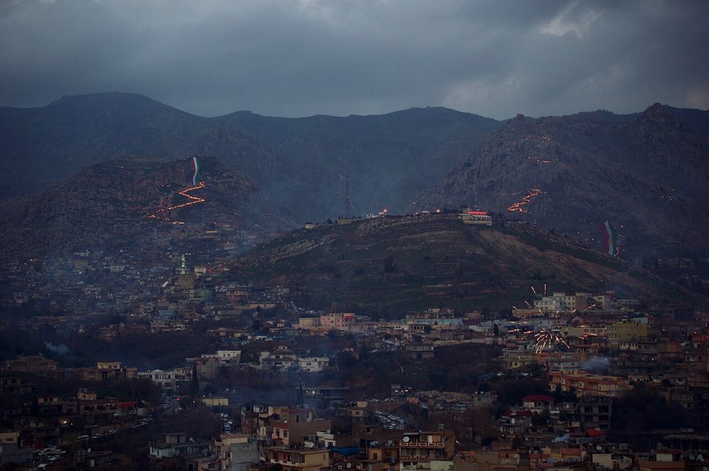 Akre evleri ve dağ manzarası